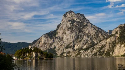 Igreja e lago com montanhas