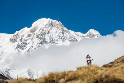 Montanhista observando a serra de Annapurna no Nepal