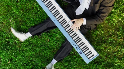 Piano azul na grama