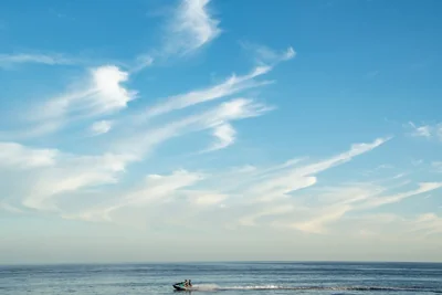 Jetski no mar sob céu azul