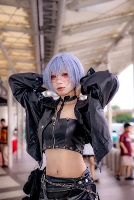 Jovem fazendo cosplay ao ar livre