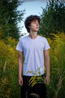 Homem jovem em meio à vegetação