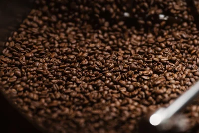 Grãos de café torrados