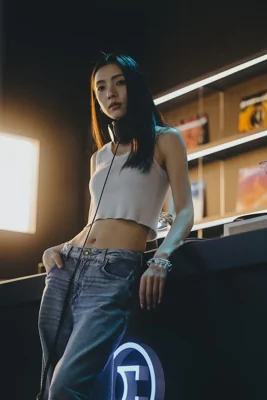 Mulher com fones de ouvido em ambiente noturno