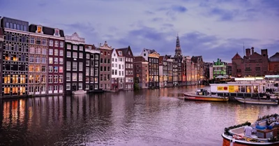 Canais de Amsterdã ao anoitecer
