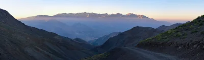 Paisagem de montanhas ao amanhecer