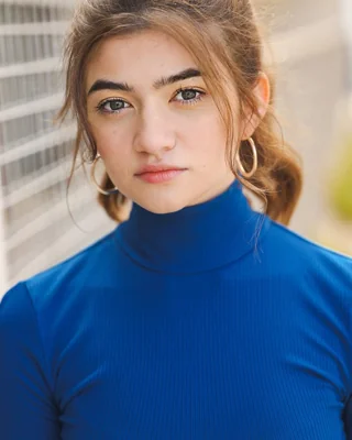 Retrato de uma jovem mulher vestindo blusa azul
