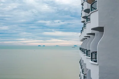 Edifício costeiro com vista para o mar em Penang