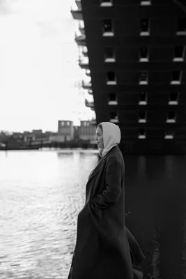 Mulher em perfil na orla em Amsterdã