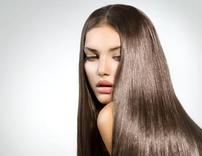 Mulher com cabelo castanho liso
