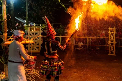 Apresentação de dança tradicional com fogo no Sri Lanka