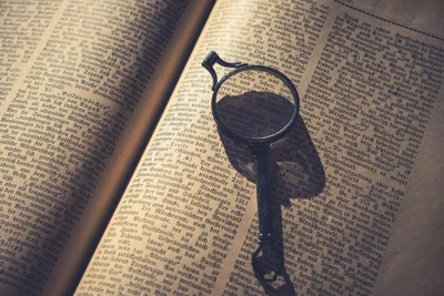 Lupa sobre livro antigo
