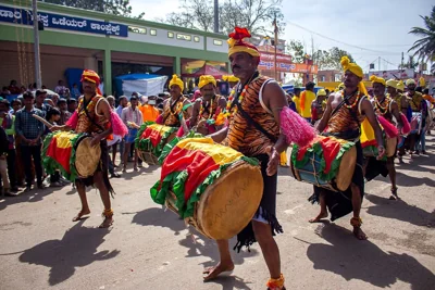 Desfile cultural com tambores na Índia
