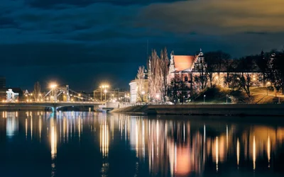 Noite à beira do rio em Wroclaw, Polônia
