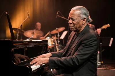 Músico tocando piano em concerto de jazz