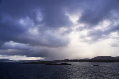 Paisagem marítima sob nuvens de tempestade