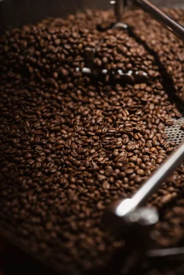 Grãos de café em processo de torra