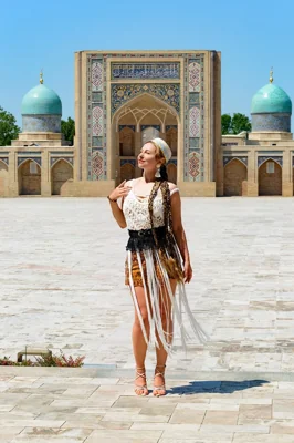 Mulher em frente à Madraça Barak-Khan em Tashkent