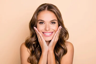 Mulher de cabelo castanho sorrindo
